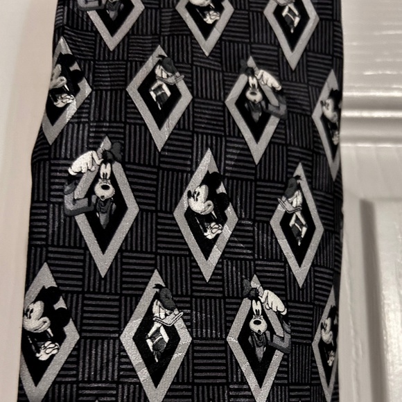 Disney Tie - 100% Silk Mickey Mouse - Picture 2 of 4